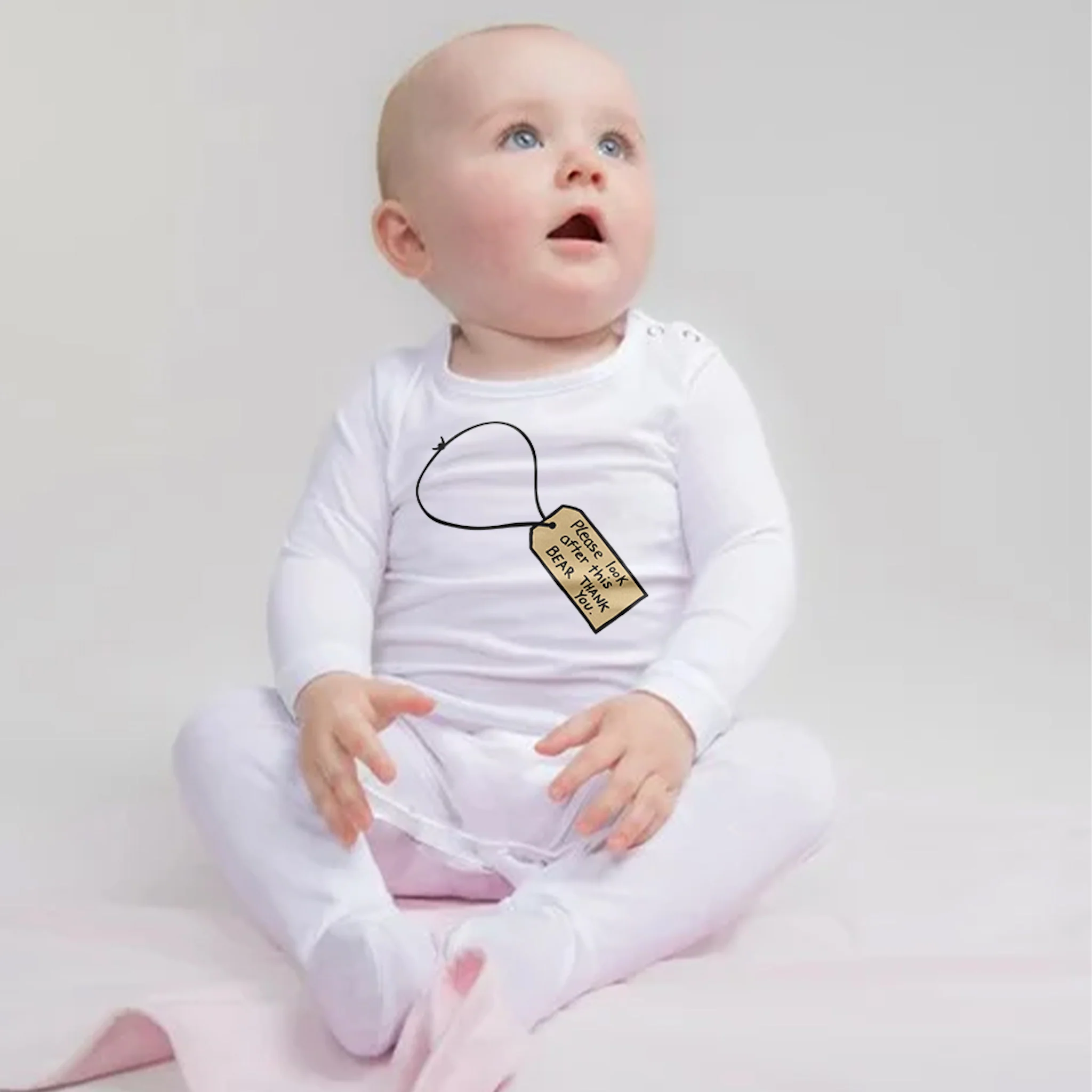 Classic Paddington Long Sleeve Baby Bodysuit (Luggage Tag) - Image 3